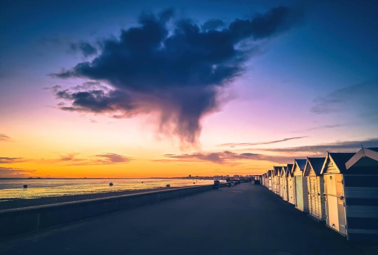 Seafront Suites - Close To Beach, Train Station & Southend Airport Southend-on-Sea Exteriör bild