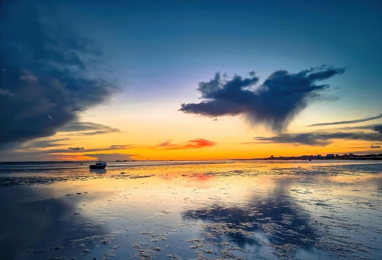 Seafront Suites - Close To Beach, Train Station & Southend Airport Southend-on-Sea Exteriör bild