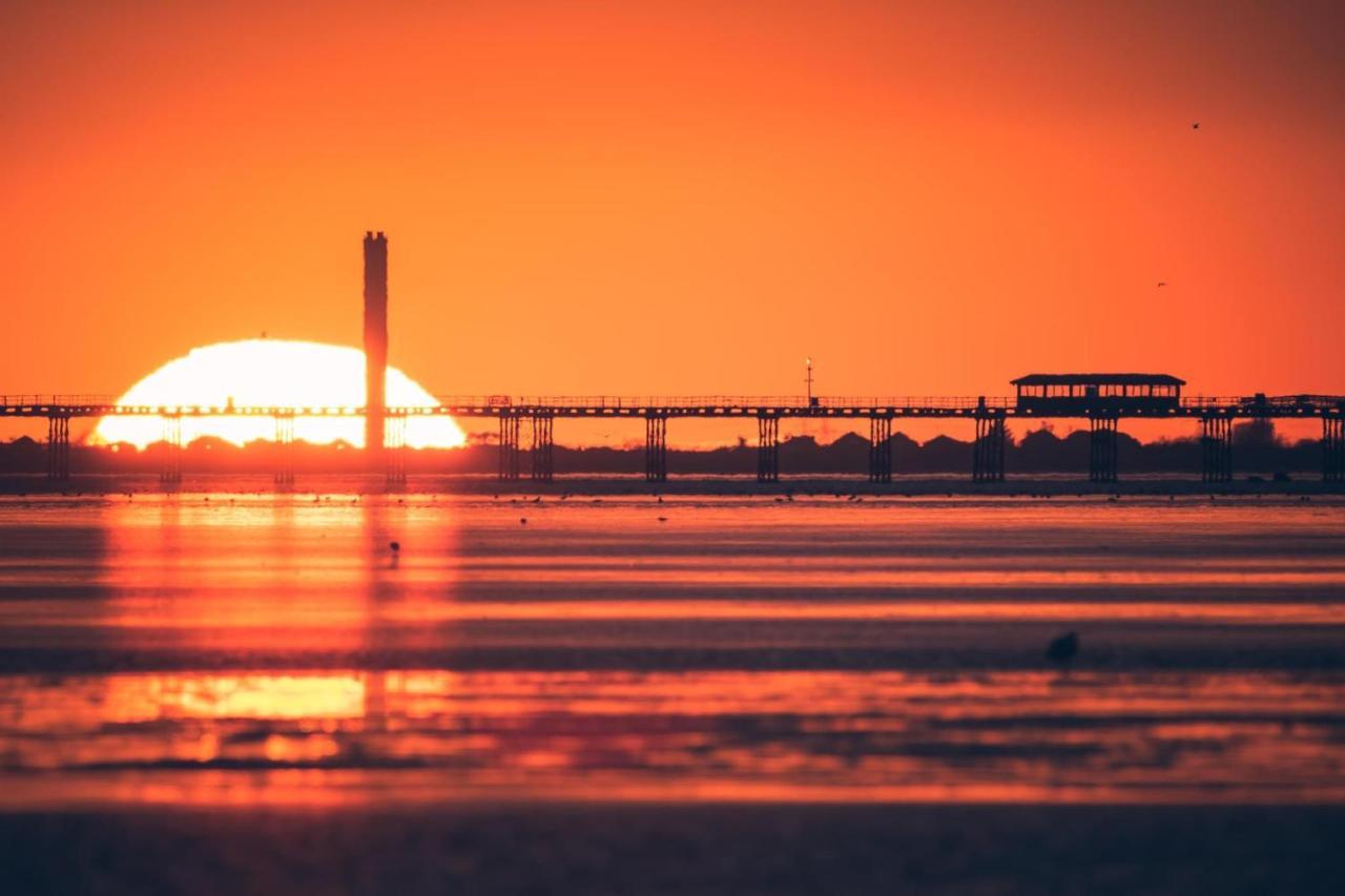 Seafront Suites - Close To Beach, Train Station & Southend Airport Southend-on-Sea Exteriör bild